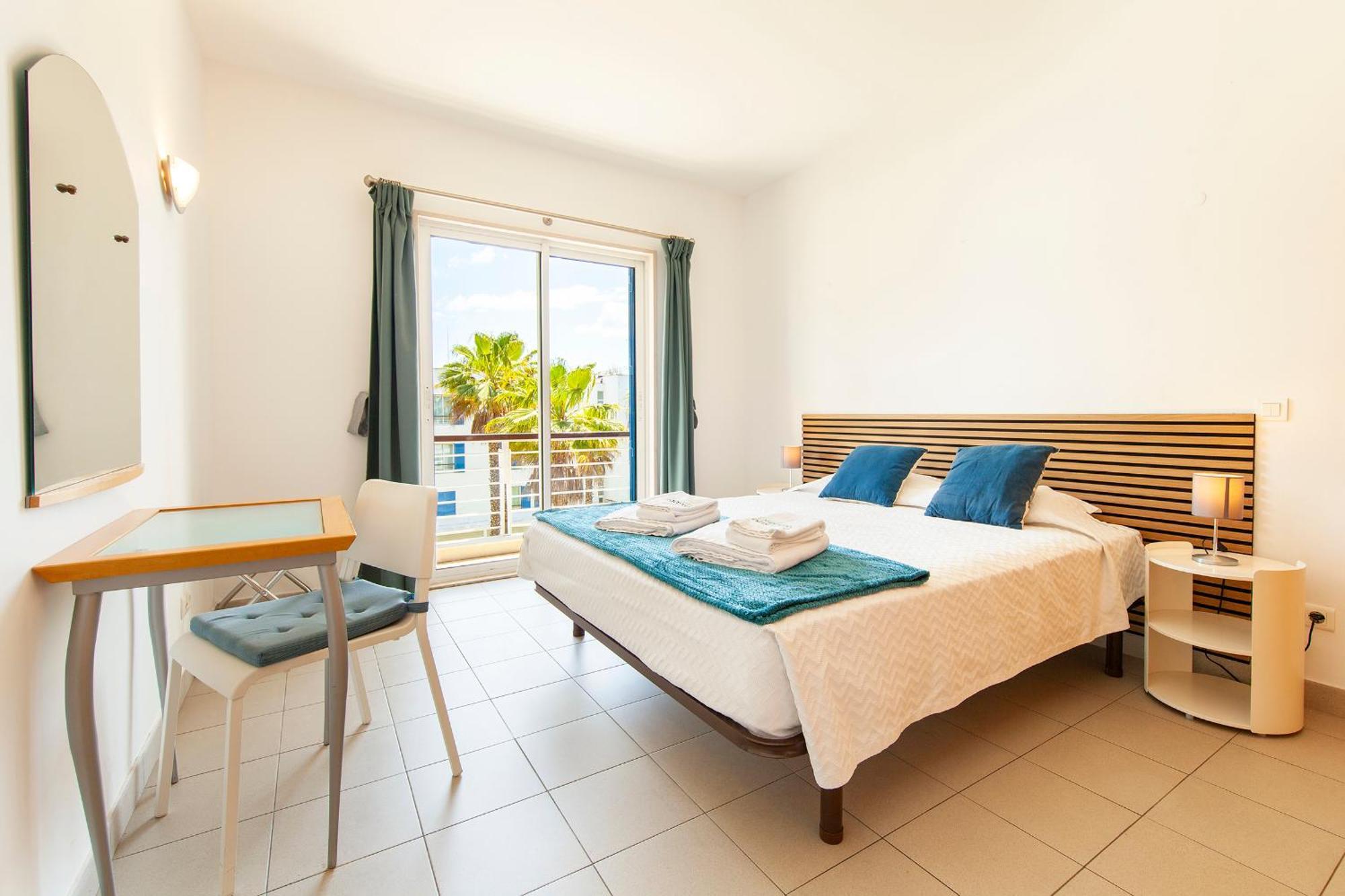 B06 - Top-floor Marina Club 2 Bed Apartment. *