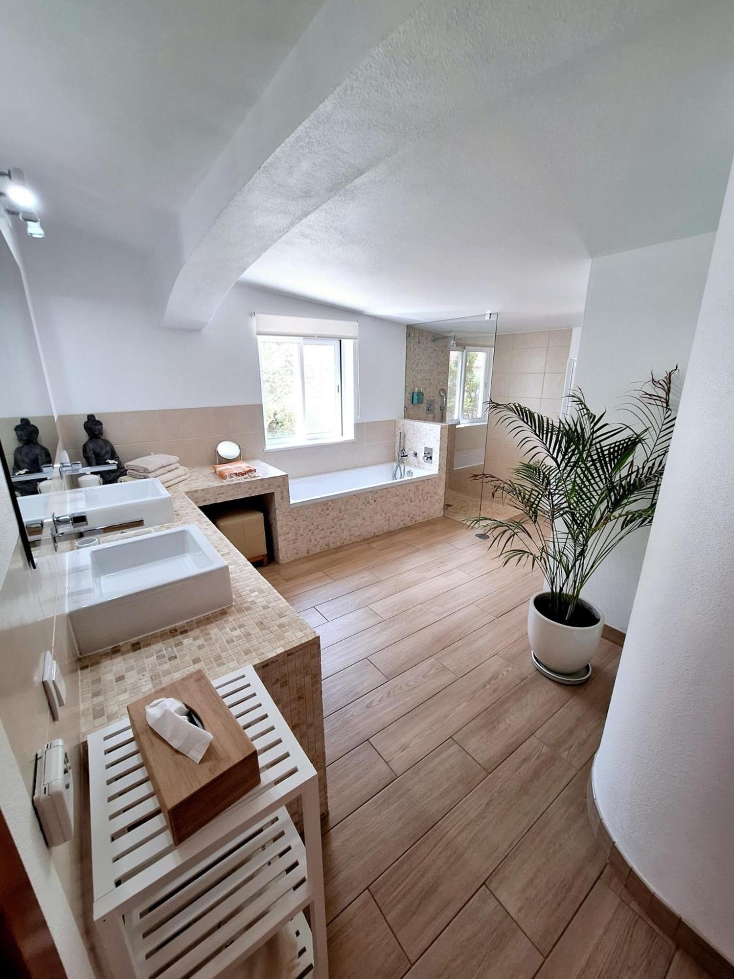 Romantik Guest house *