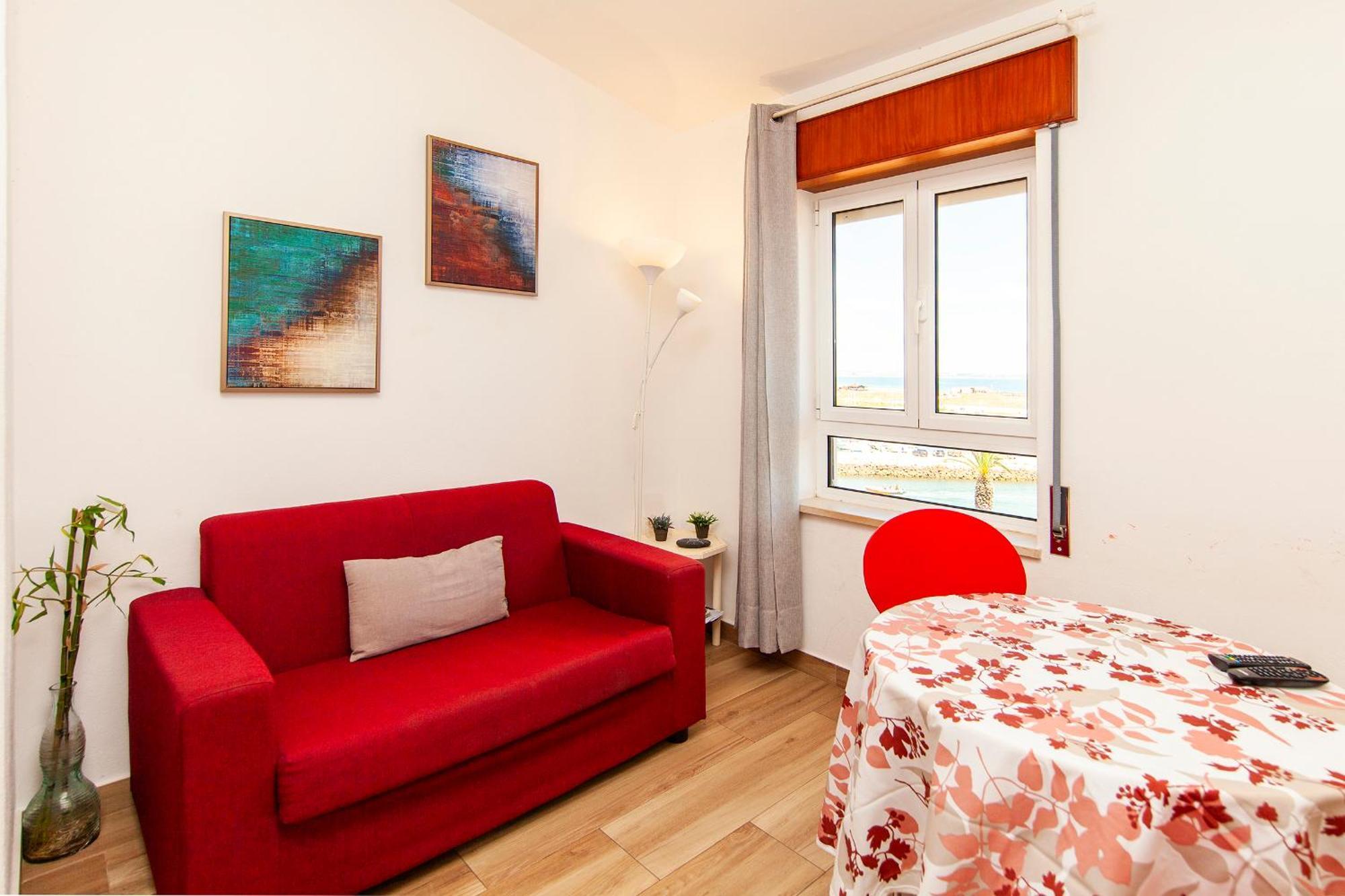 A38 - Rising Sun Top-floor Flat *