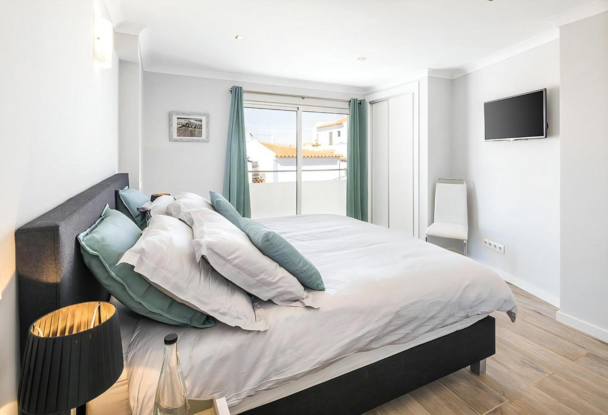 Villa Stylish Modern Carvoeiro Villa 2 Bedrooms Villa Benagil Stunning Views Roof Terrace With Private Heated Pool Algarve Lagoa (Algarve)