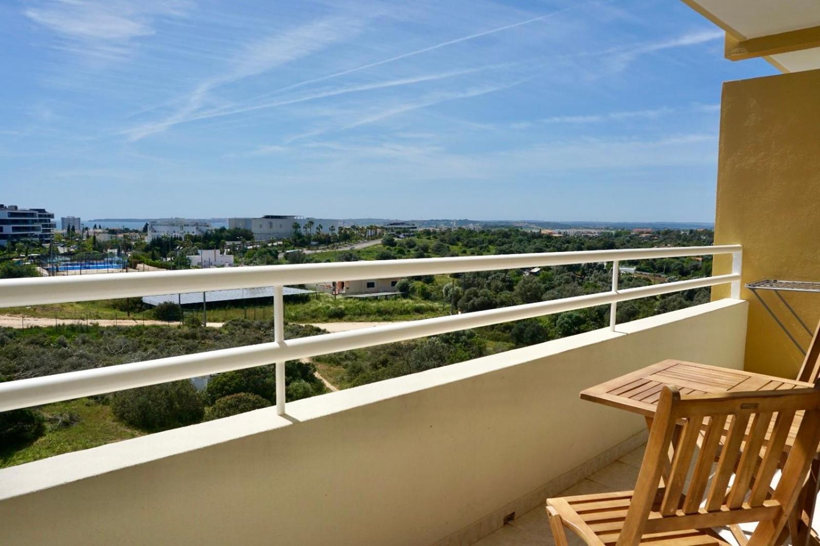 Cozy Retreat - Sunset Balcony, Wi-fi & Ac Apartment *