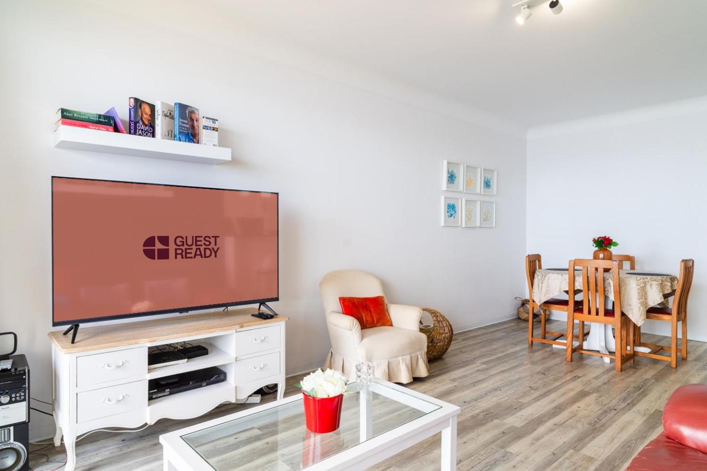 Sunny Getaway In Apartment