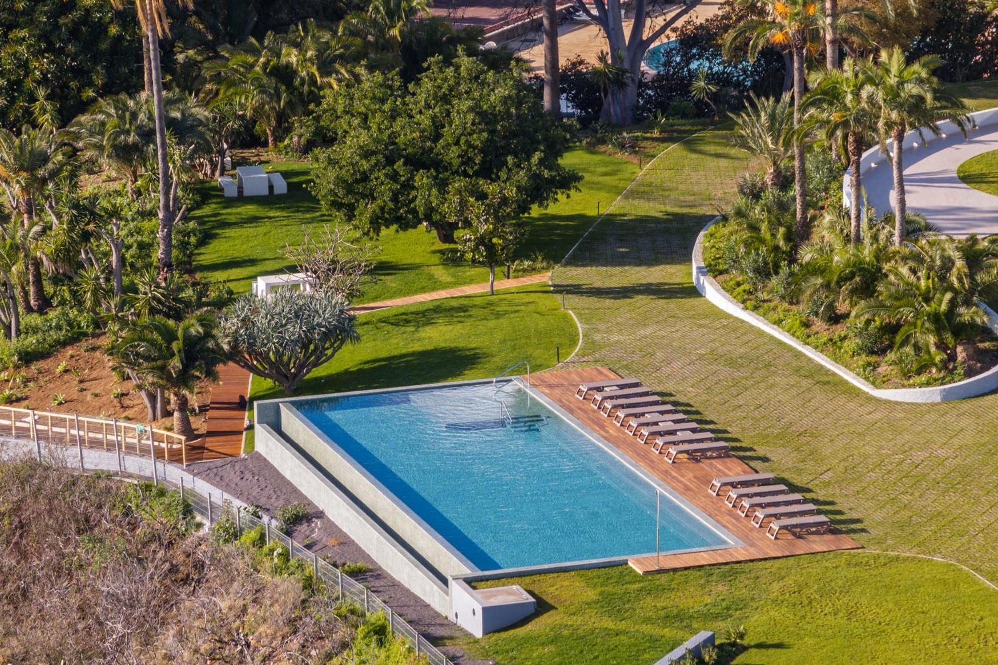 Breathtaking Oceanfront Living, Sunset Facing 3-bedroom Flat In Acqua Residences * Funchal (Madeira)