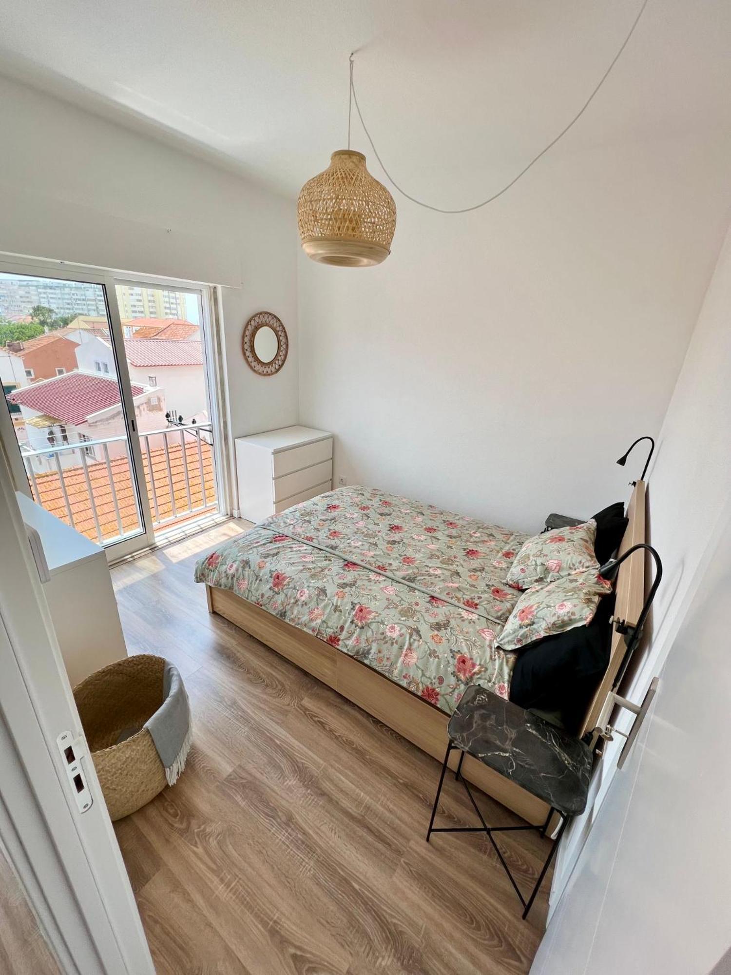 Ton's Loft Caparica Apartment