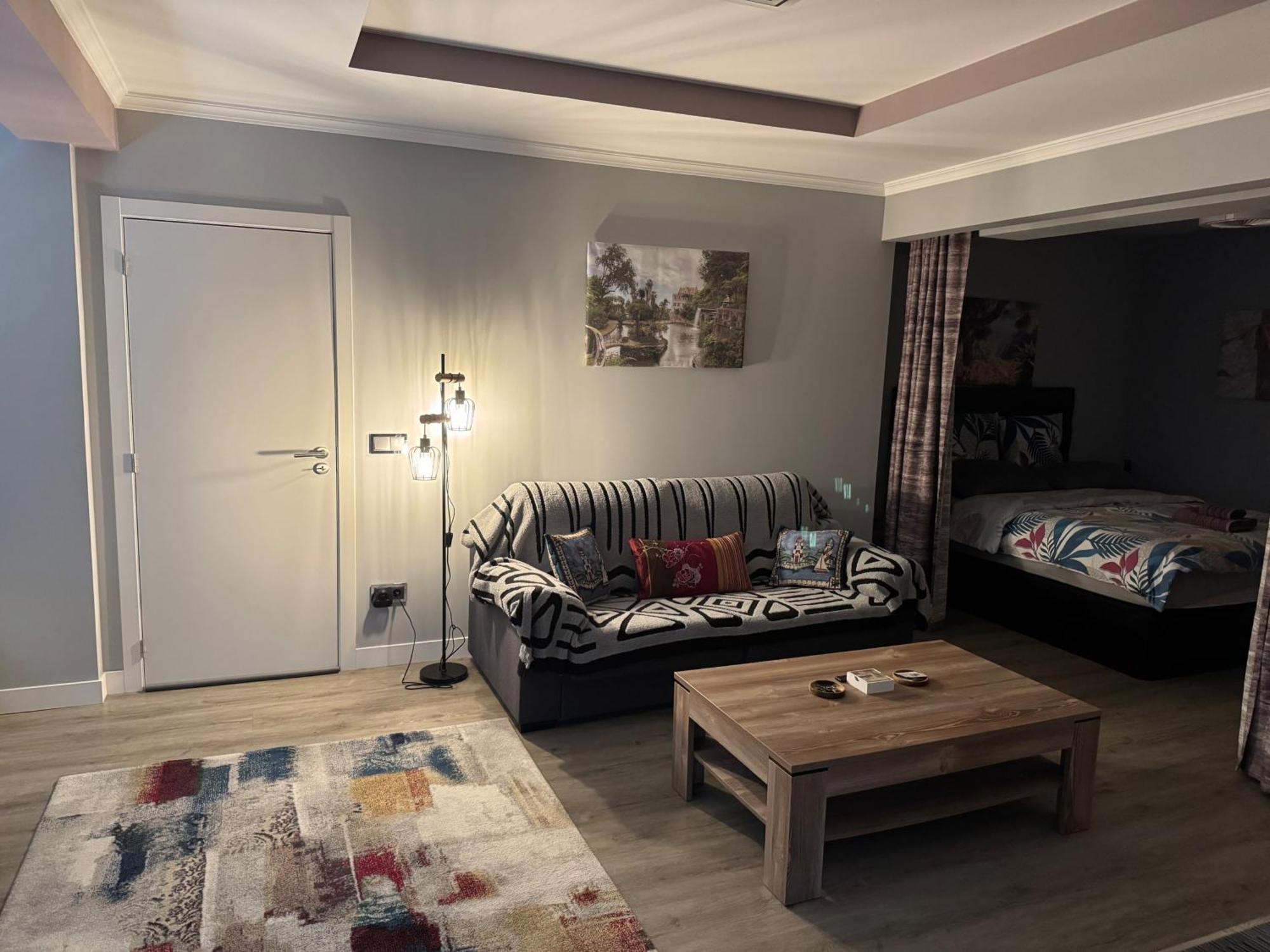Apt- Sleeps 2 - Pool & Parking - Madeira Apartamento