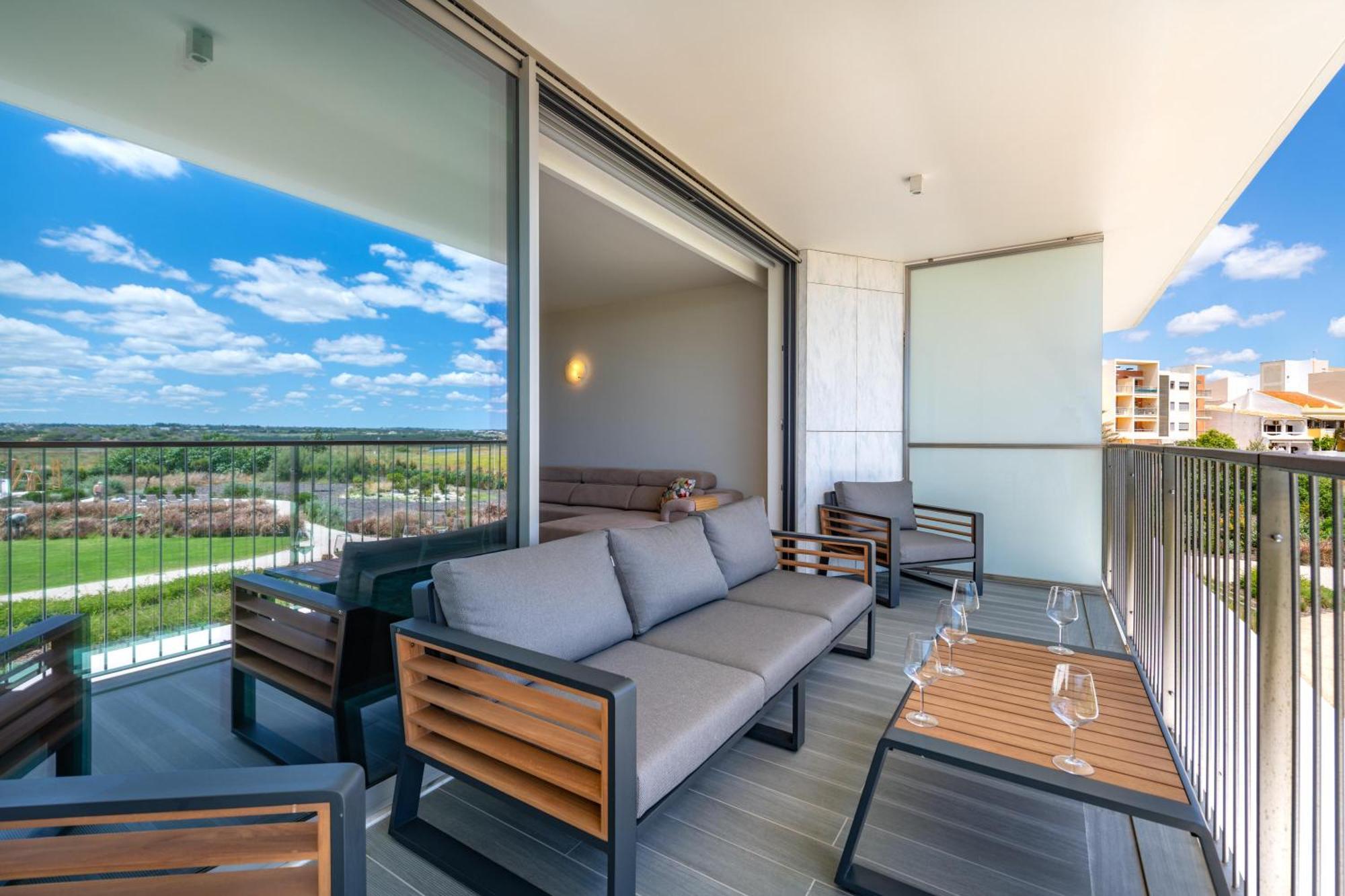 Cond Bayline Cavala - - Pool - Gym - - By Bedzy *