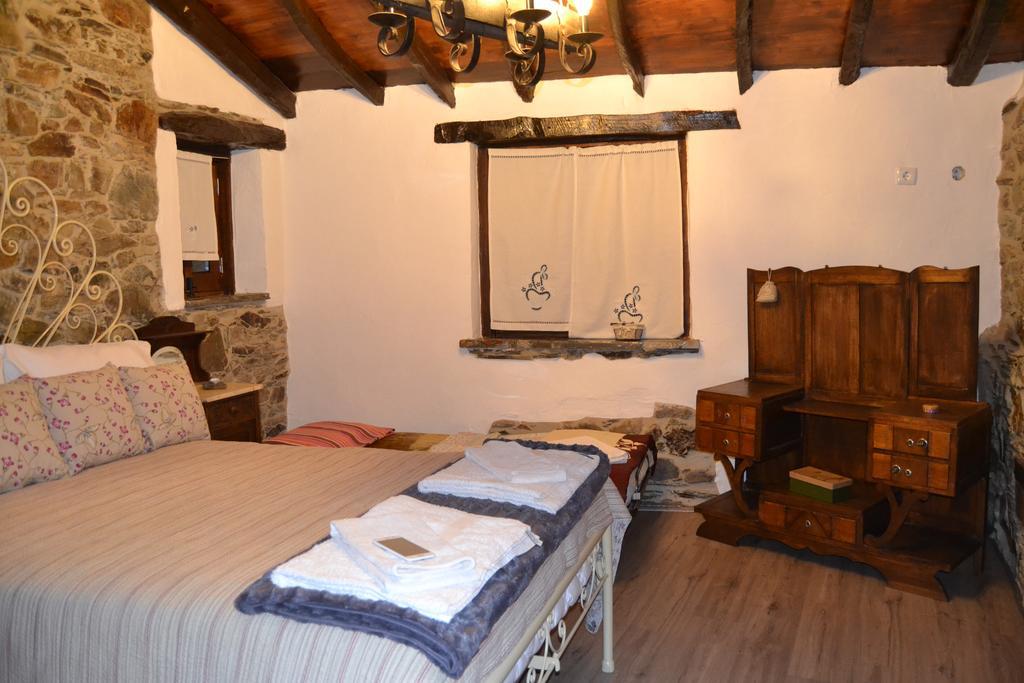 Holiday home Talasnal Montanhas De Lousa (Central Portugal)
