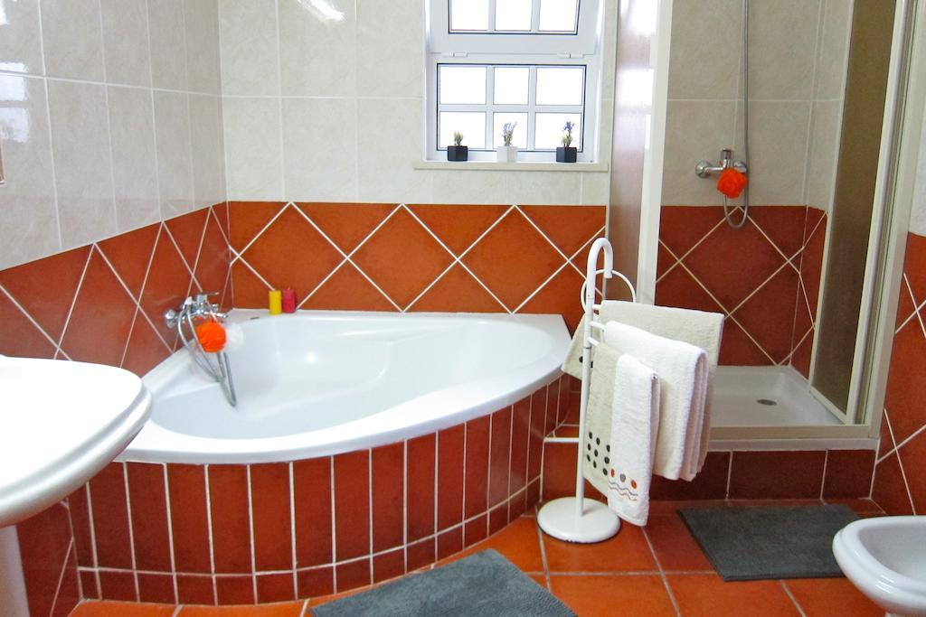 5 Bedroom Private Tenazinha Iii, Pool, Garden, Bbq