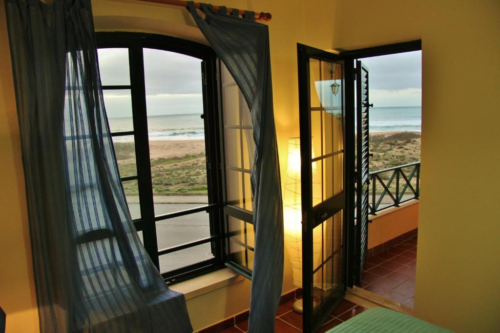Supertubos Albergue Atouguia Da Baleia