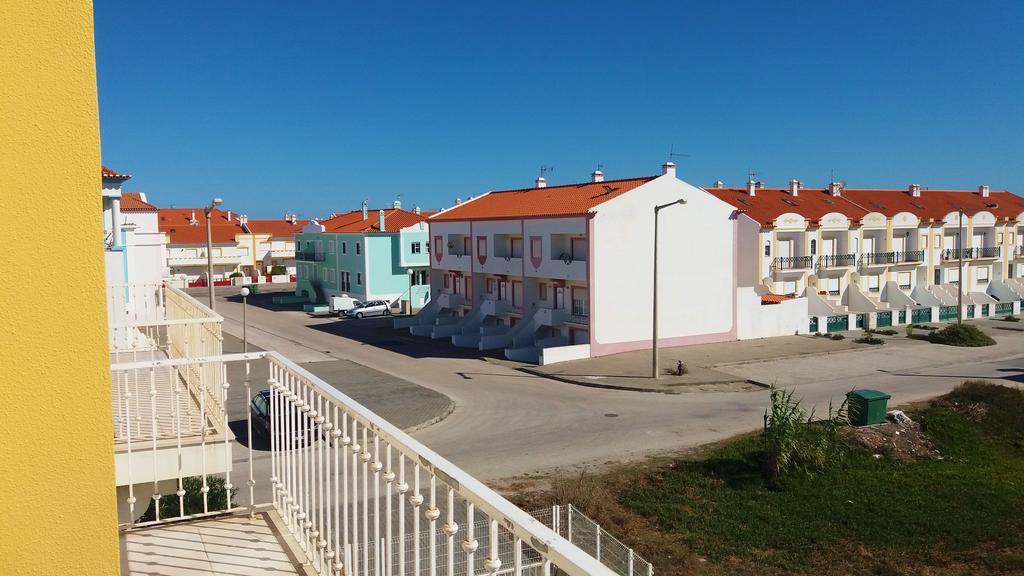 Holidays - Surf Pool With Tennis Court *