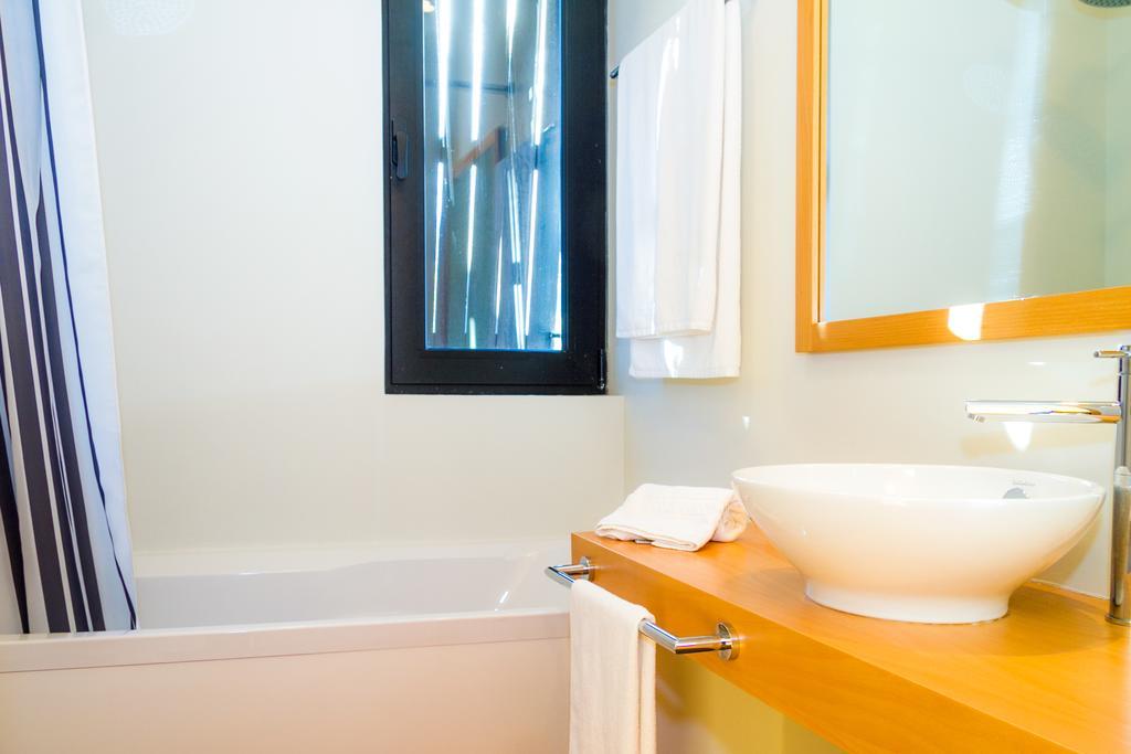 Liiiving In | Lawny Pool House Holiday home Caminha