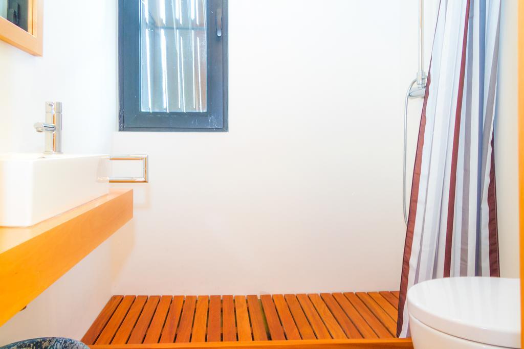 Liiiving In | Lawny Pool House Holiday home