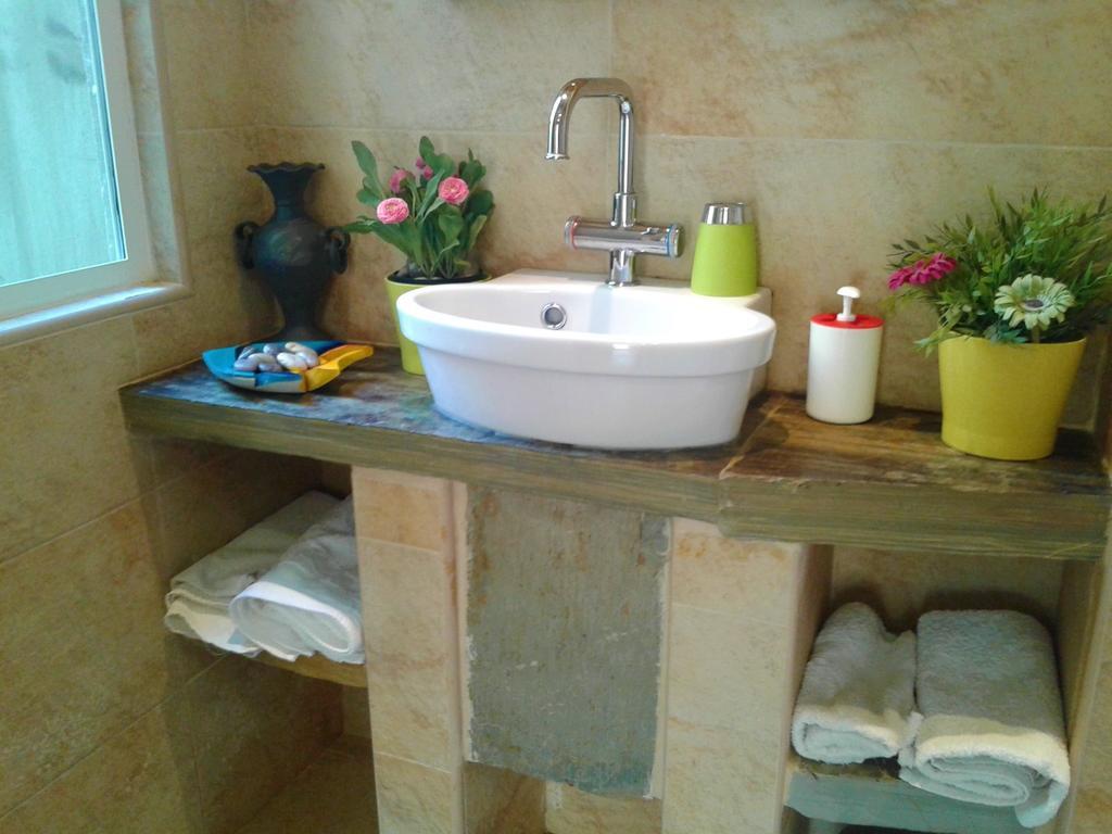 Casas Botelho Elias *