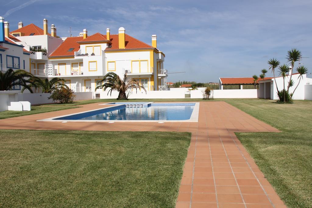 Holidays - Surf Pool With Tennis Court