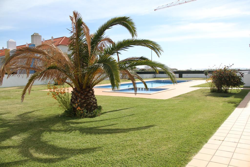 Holidays - Surf Pool With Tennis Court