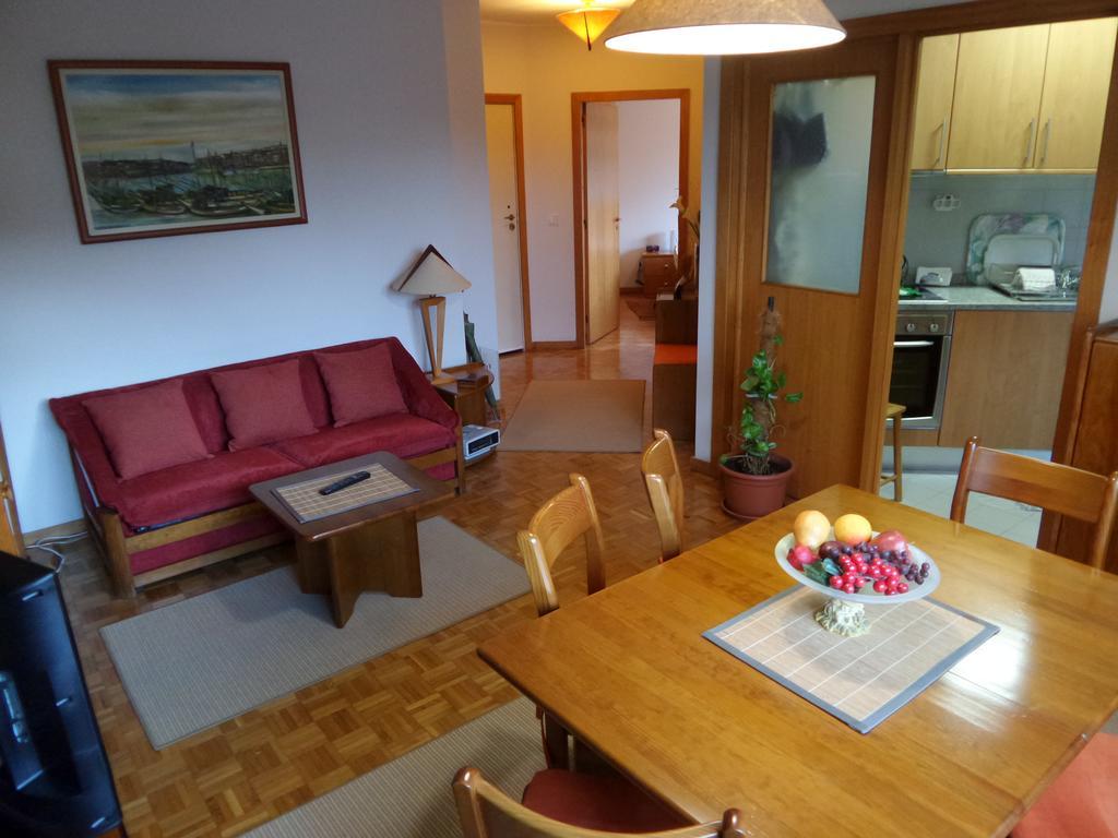Modern At Metro Station Apartment *