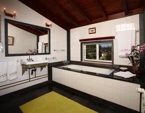 Quintal De Alem Do Ribeiro-turismo Rural Guest house Lousa (Central Portugal)
