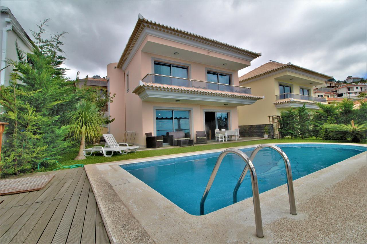 Villa Longueira Villa *