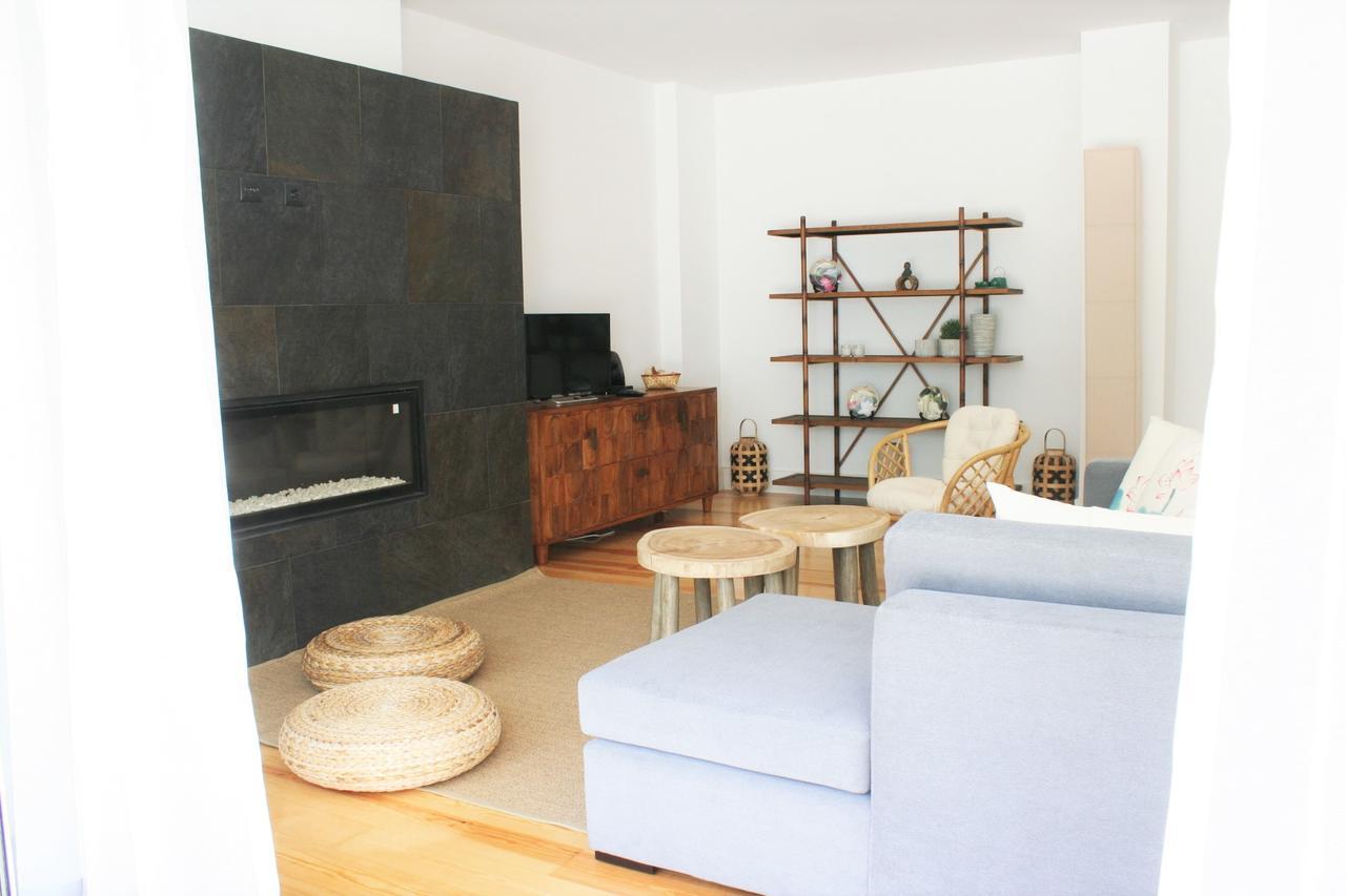 Charming 5 Min Walk Apartment *