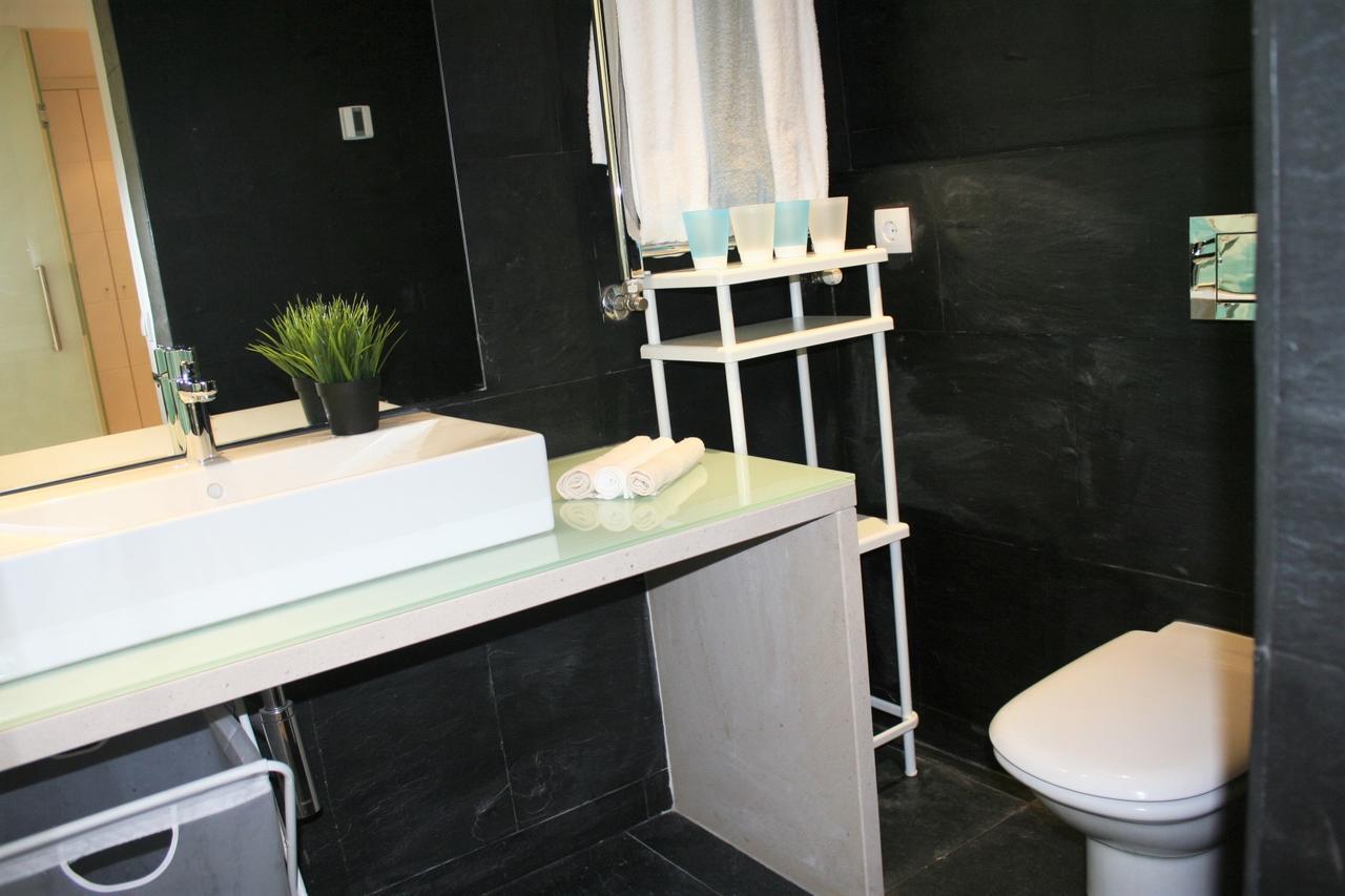 Charming 5 Min Walk Apartment *