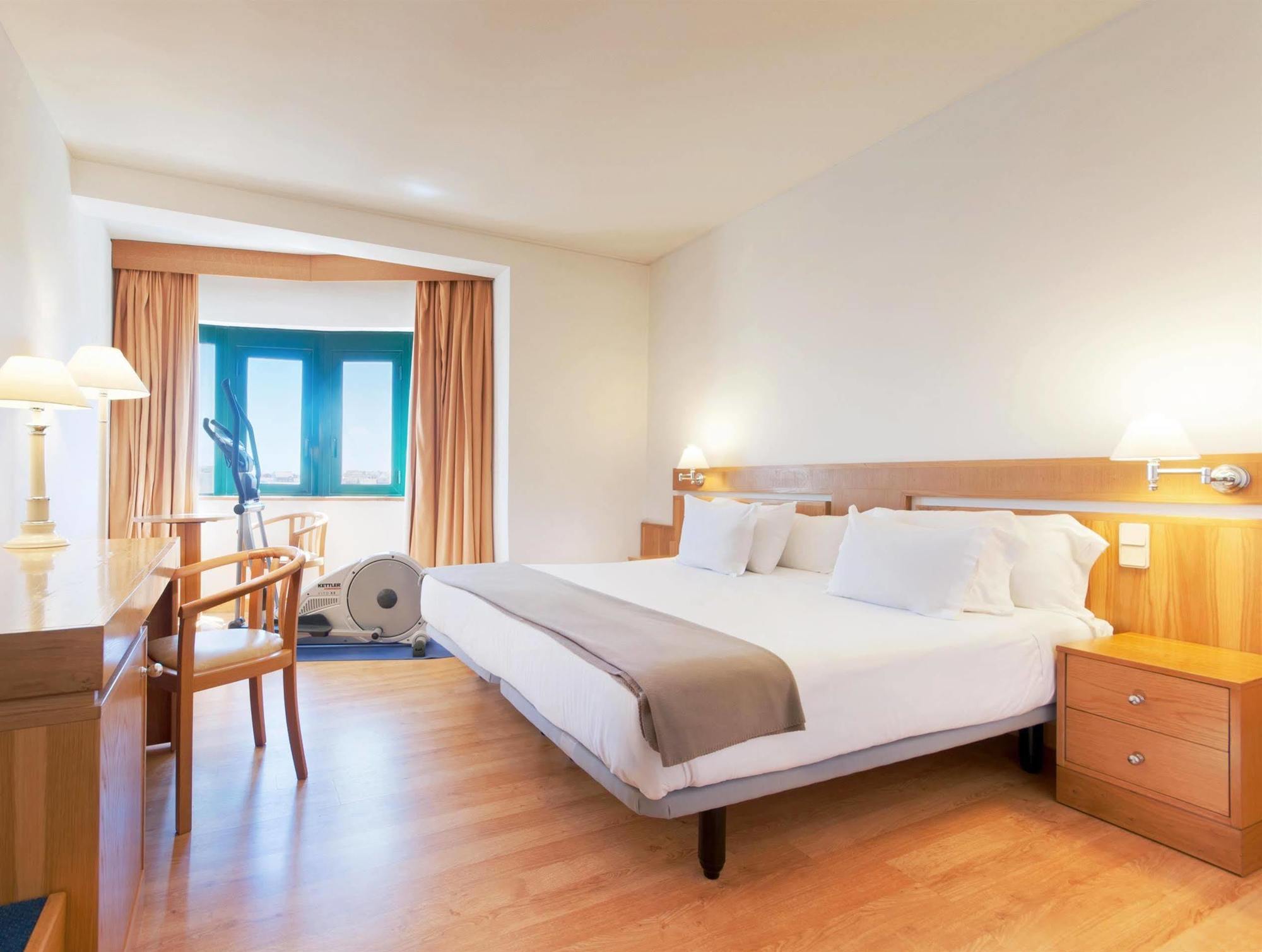Tryp By Wyndham Parque 4*
