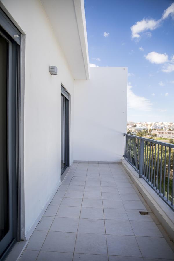 B04 - Luxury 2 Bed W Terrace Pool