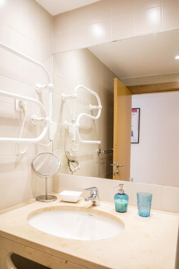 B06 - Top-floor Marina 2 Bed Apartment