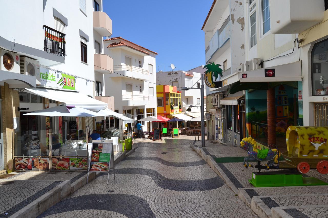 Pé Na Areia, *
