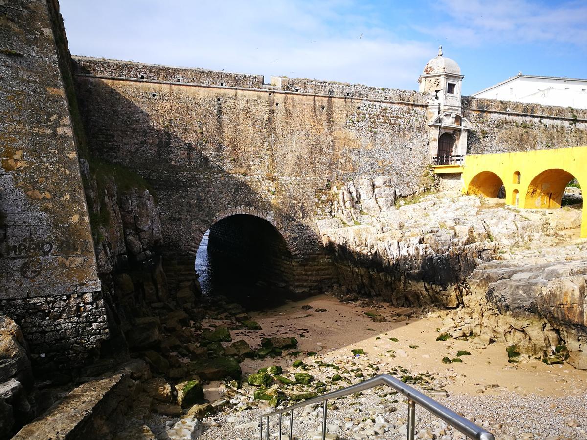 Peniche's Blue & Yellow Apartment