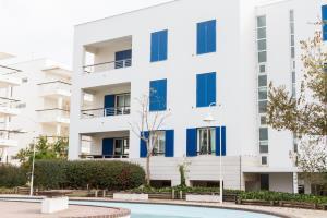 B06 - Top-floor Marina 2 Bed *