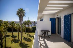 B06 - Top-floor Marina 2 Bed Apartment