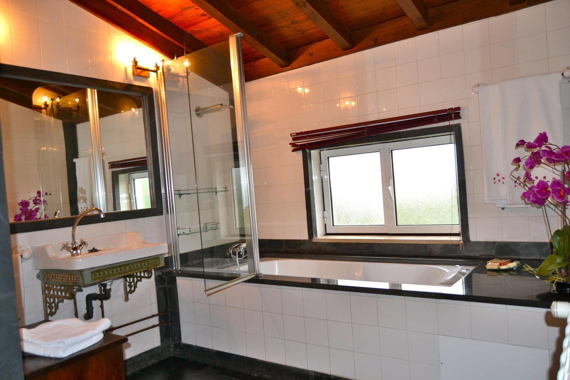 Guest house Quintal De Alem Do Ribeiro-turismo Rural Lousa (Central Portugal)