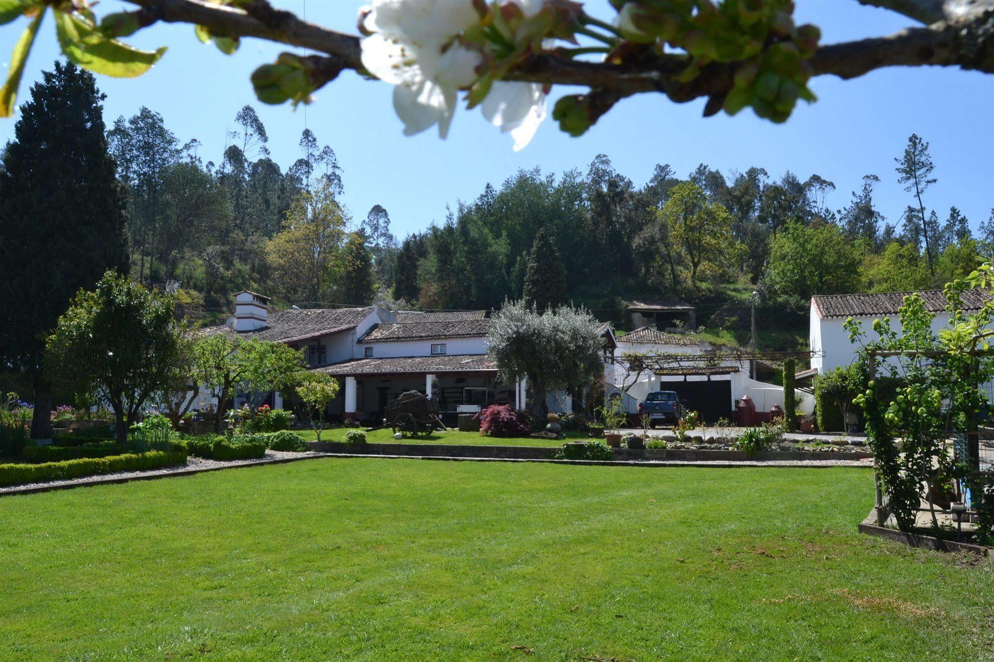 Quintal De Alem Do Ribeiro-turismo Rural Lousa (Central Portugal)