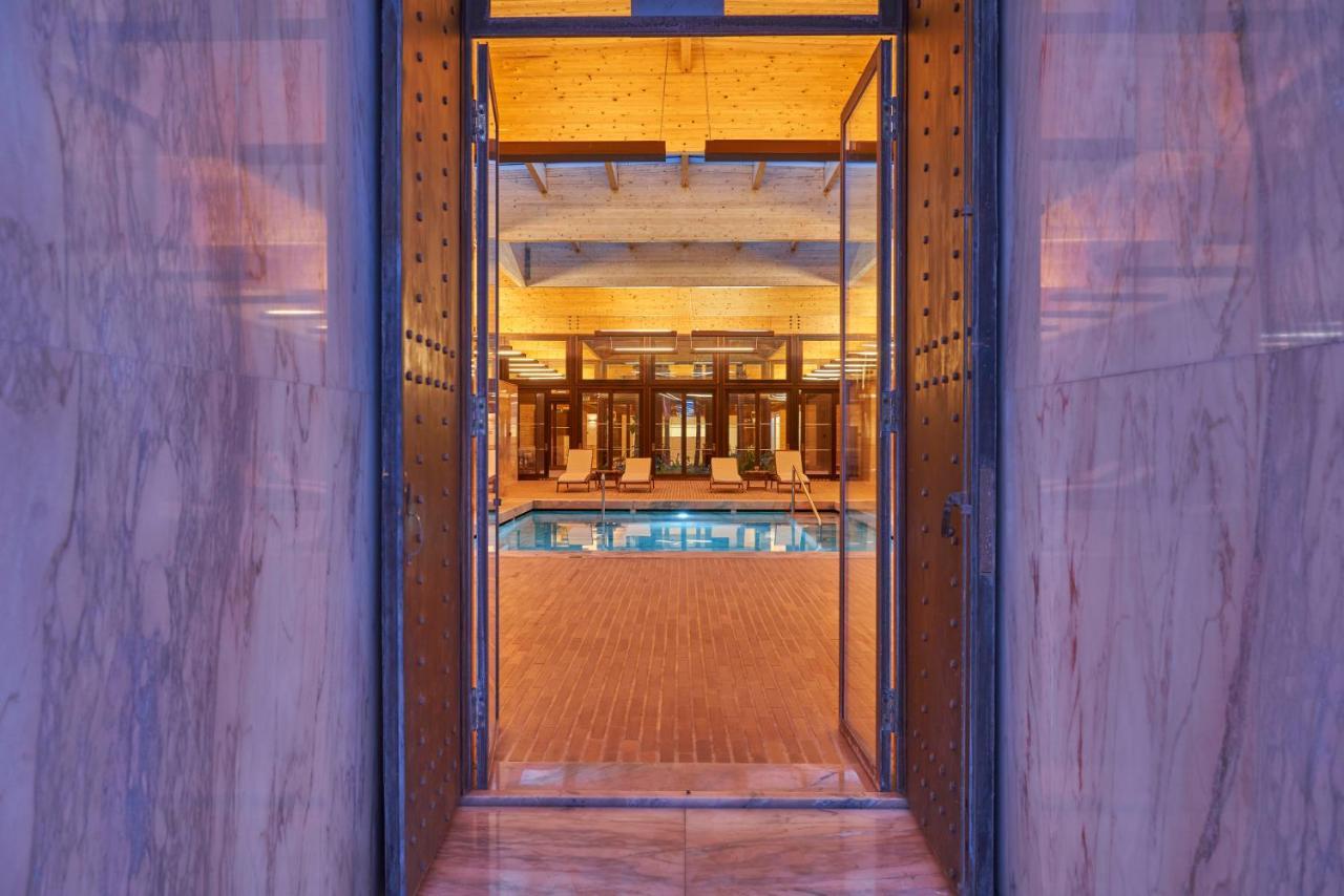 Hotel &