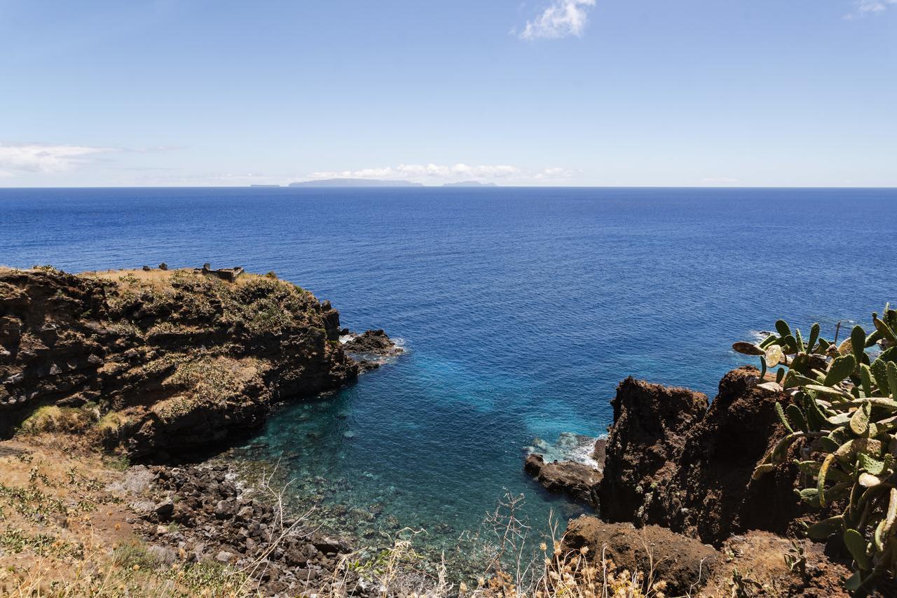 Reis Magos Ii By An Island