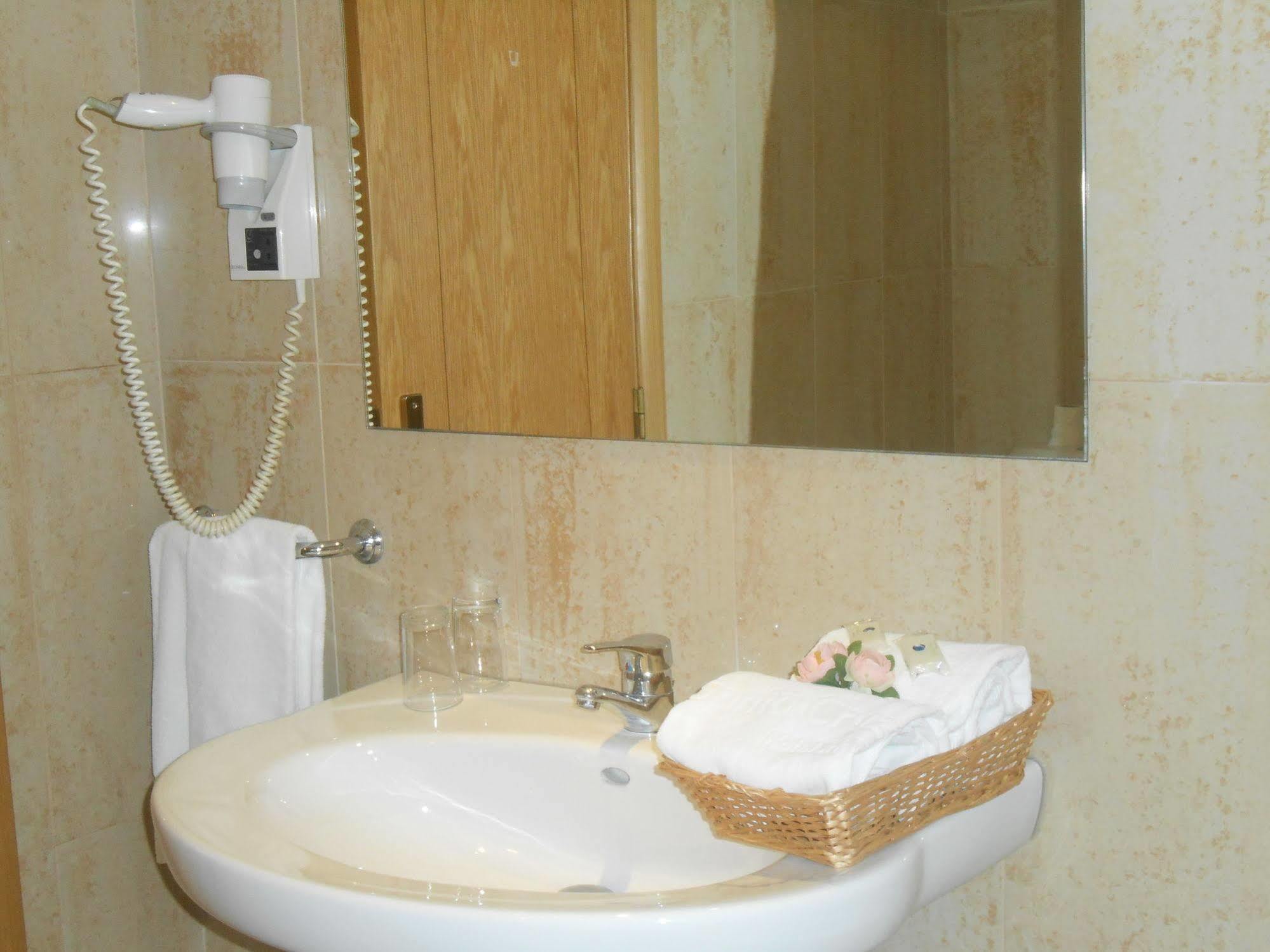 Santa Cruz Hotel Silveira (Lisbon)