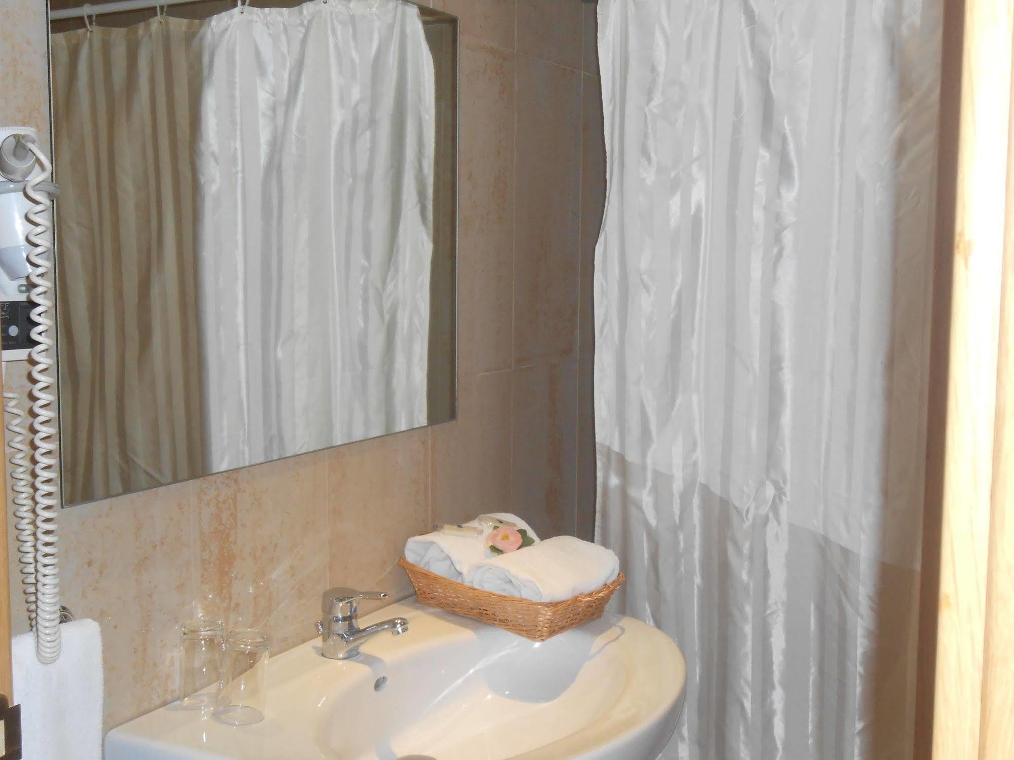 Hotel Santa Cruz Silveira (Lisbon)