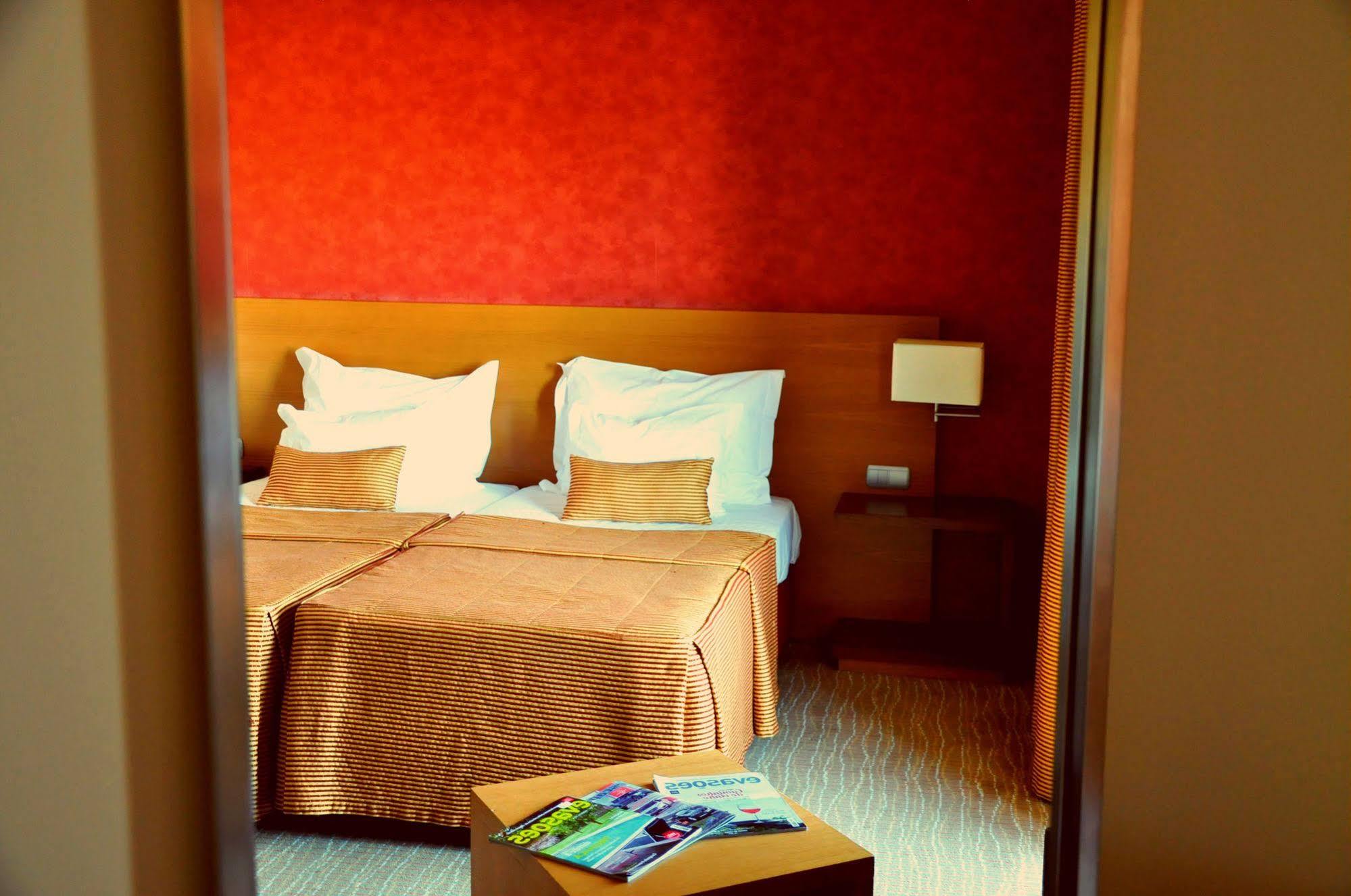 Lusitania Congress & 4*