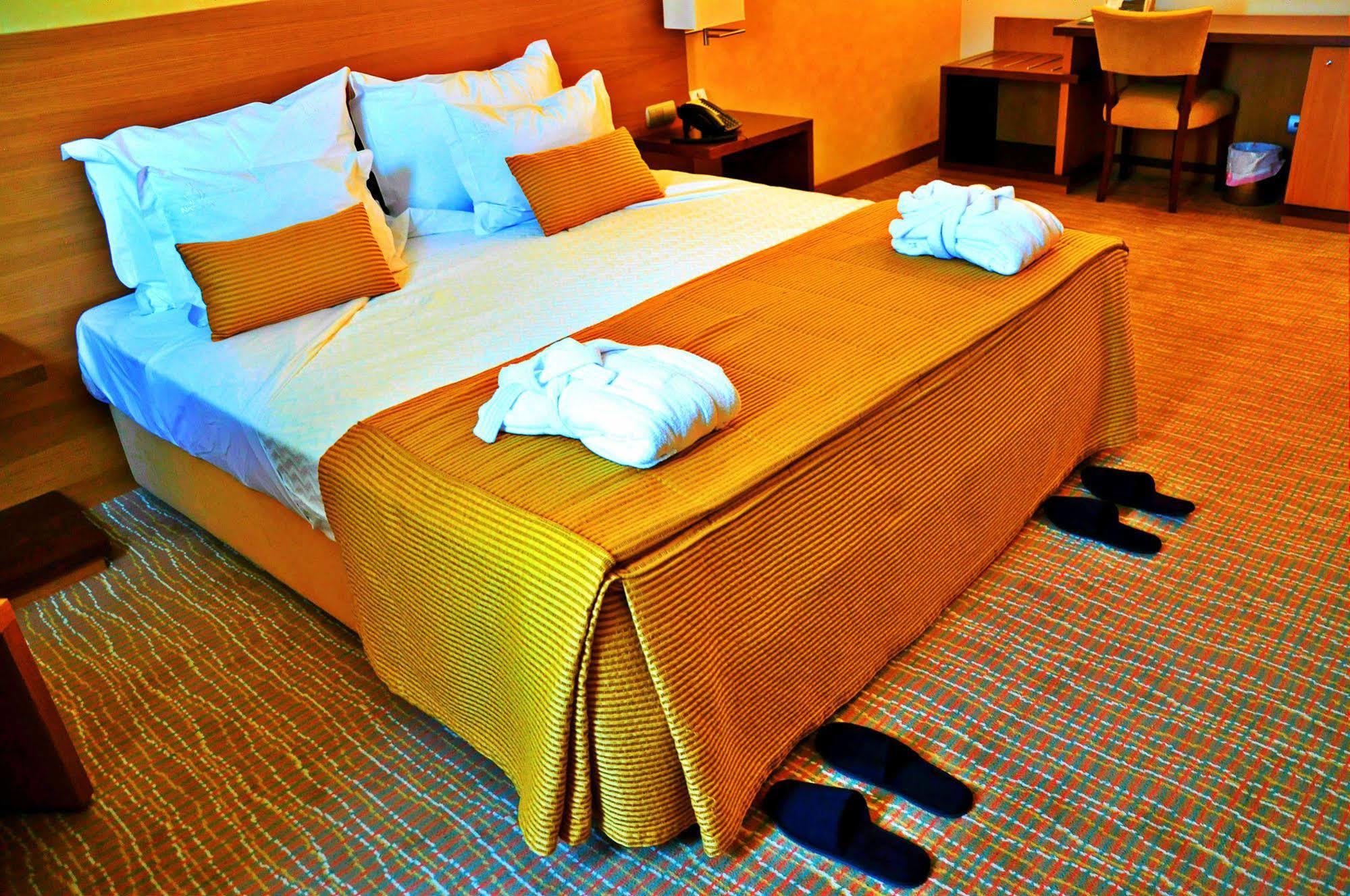 Lusitania Congress & 4*