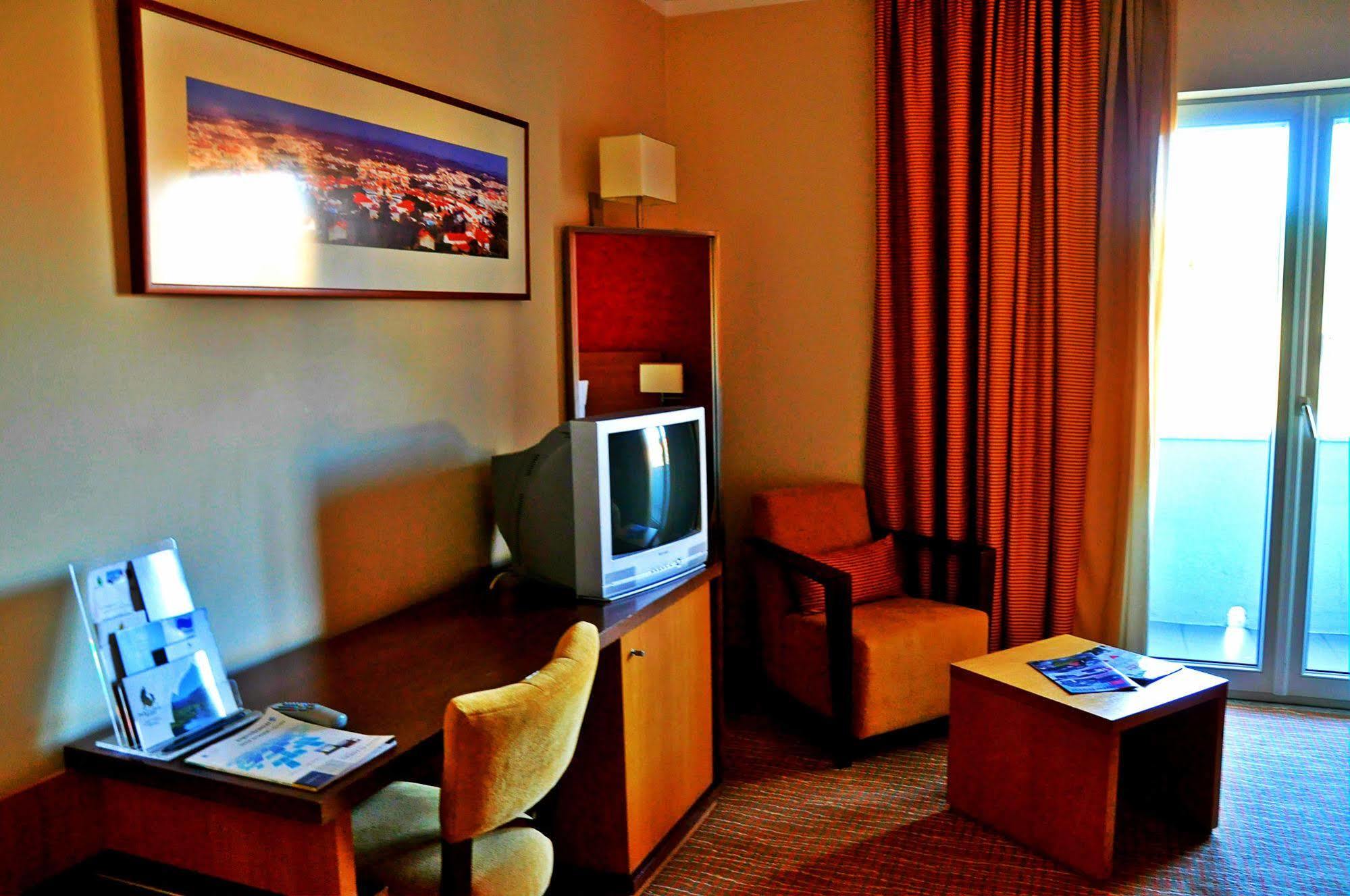 Lusitania Congress & 4*