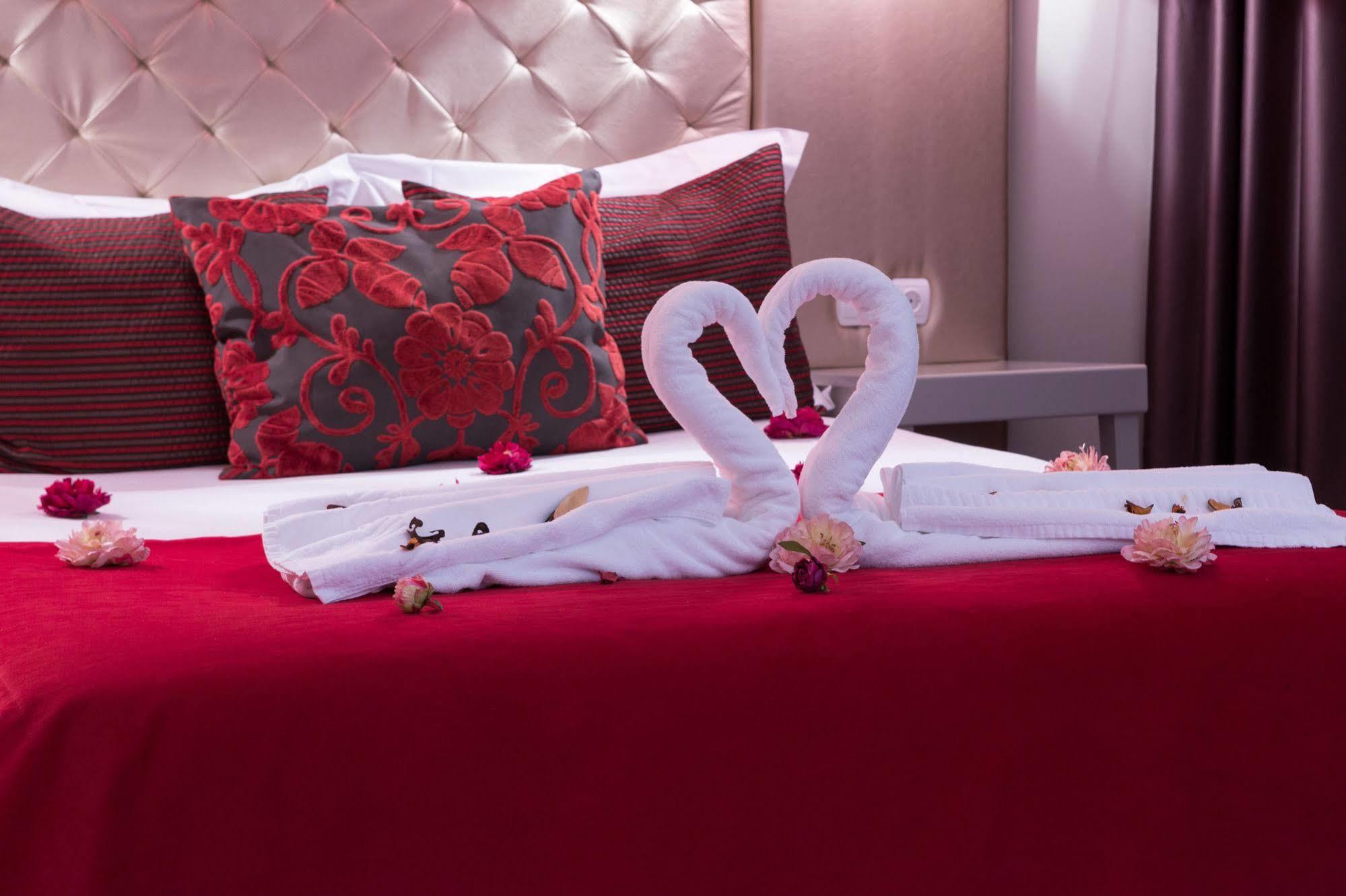 Hotel De Plaza & 4*