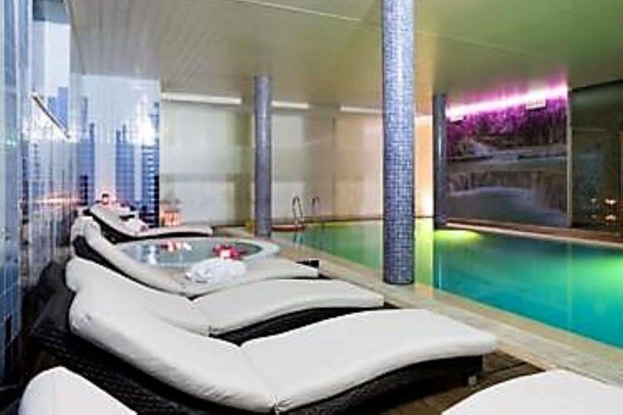Hotel De Plaza & 4*