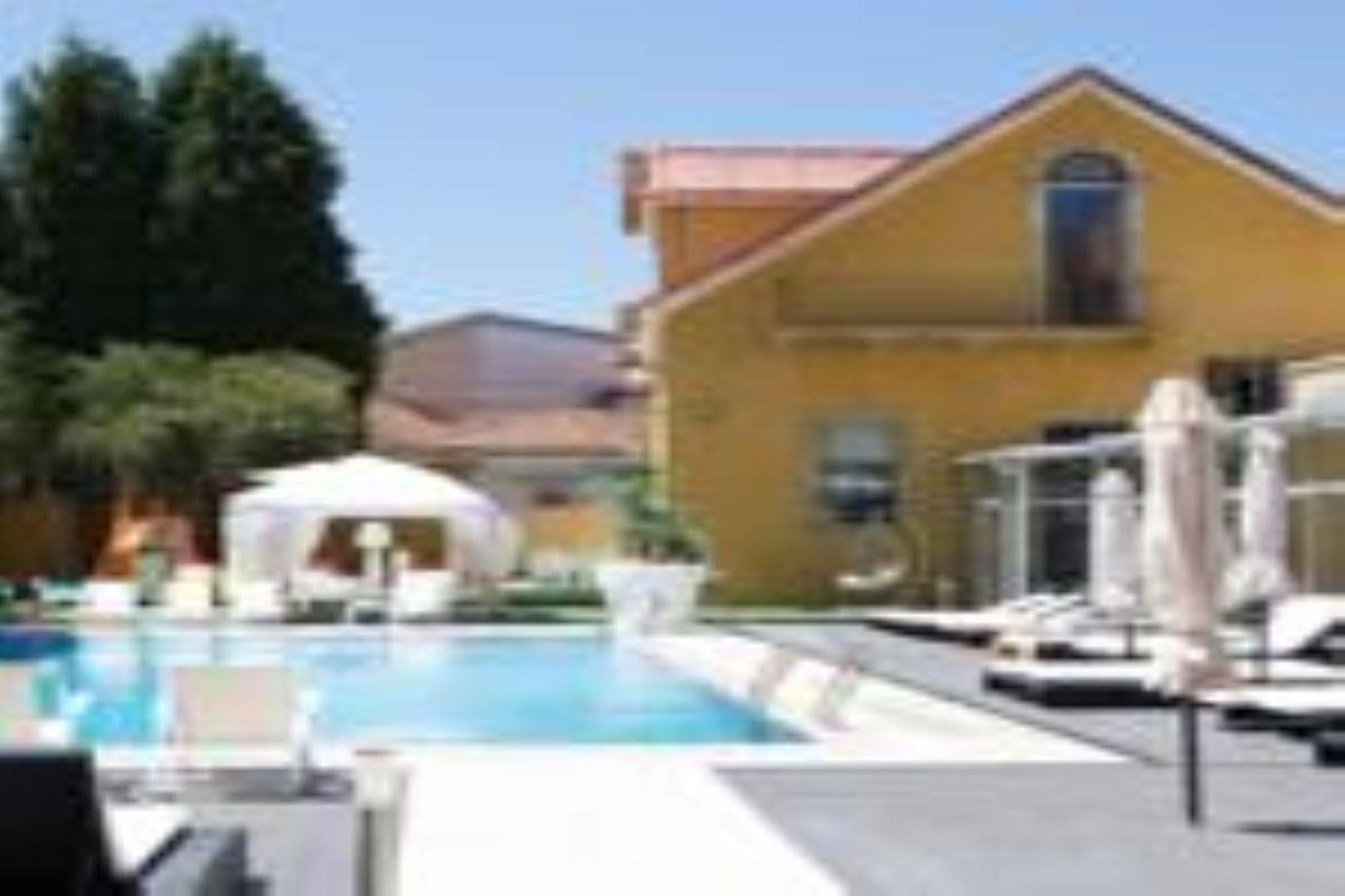 Hotel De Plaza & 4*