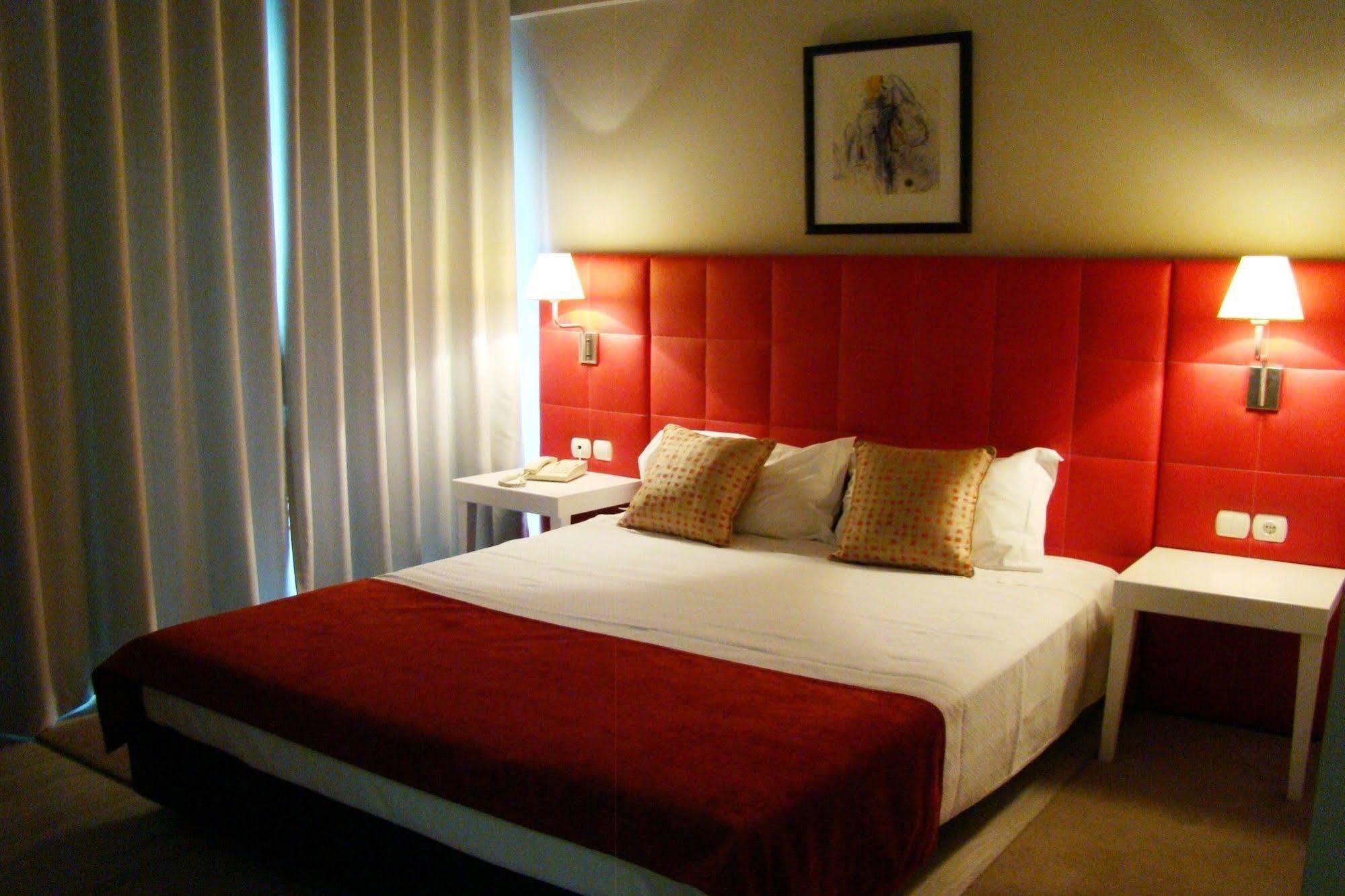 Hotel De Plaza & 4*