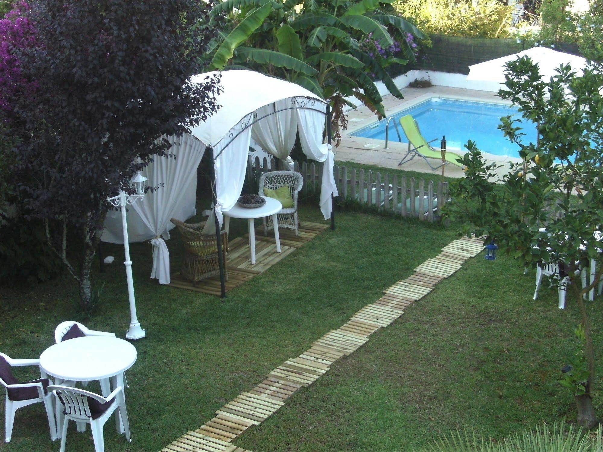 White House 3*