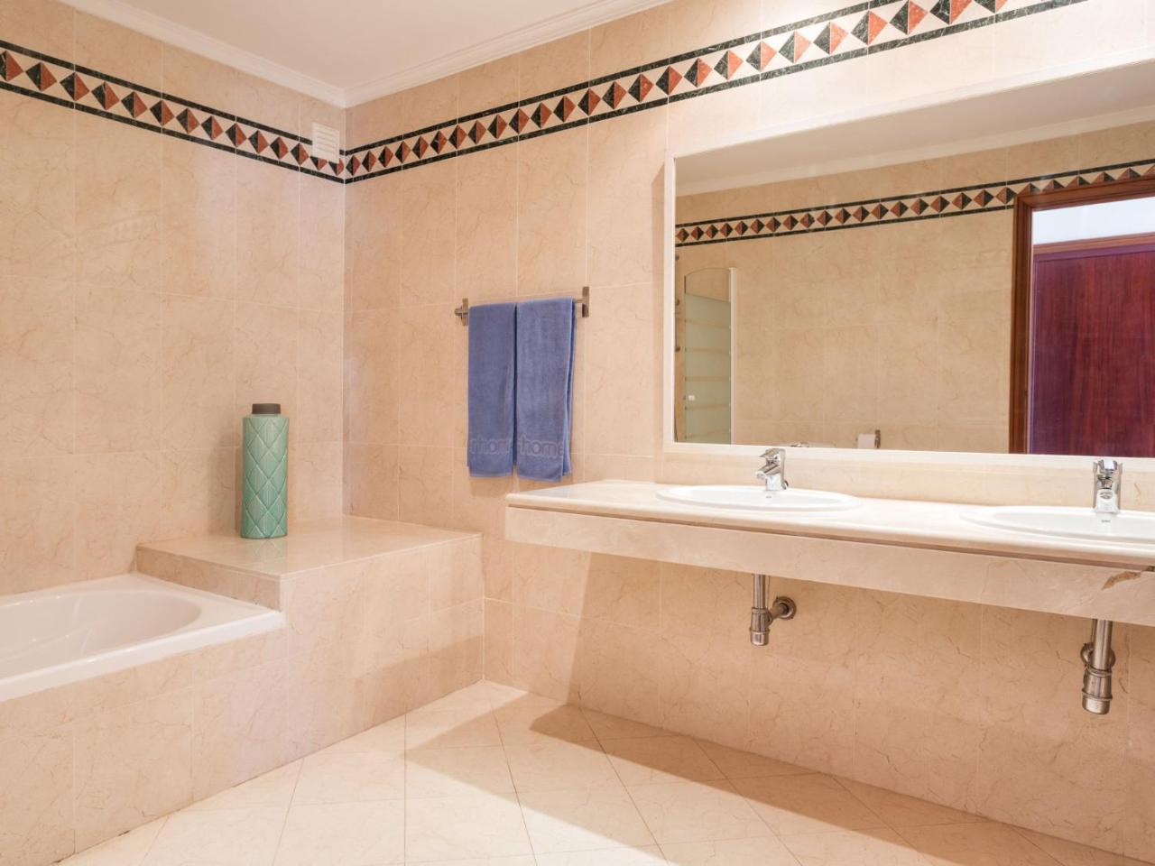 Holiday V2 Garrao 650m From The Beach By Interhome *