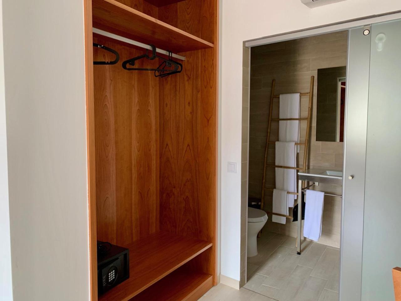 3 Caparica - Lisbon Gay Hotel Charneca (Setubal)