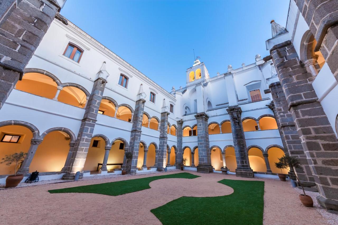 Convento Do Espinheiro, Historic &