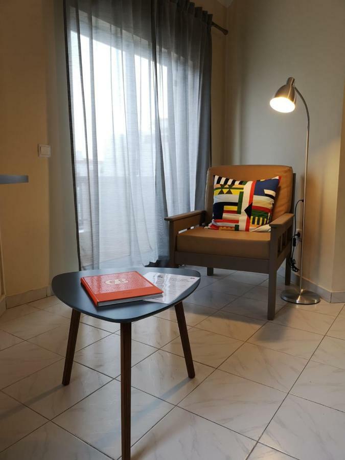 Apartment Kiss -