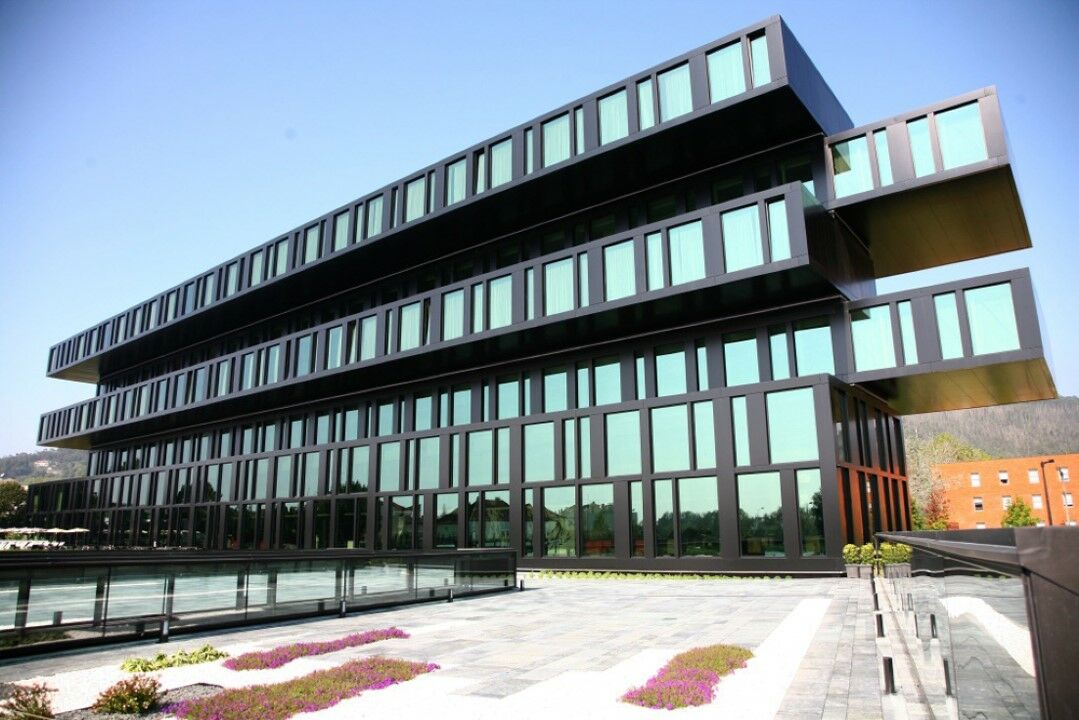 Axis Viana Business &